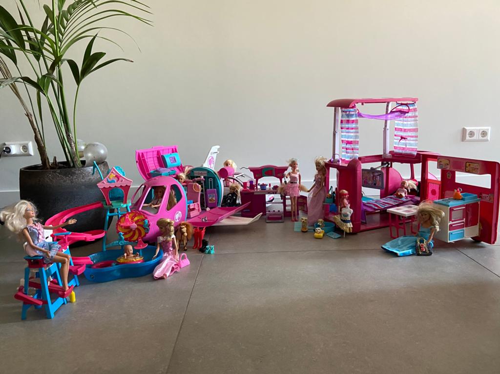 Grote partij barbies met vliegtuig, auto, camper etc, Ophalen, Zo goed als nieuw, Barbie