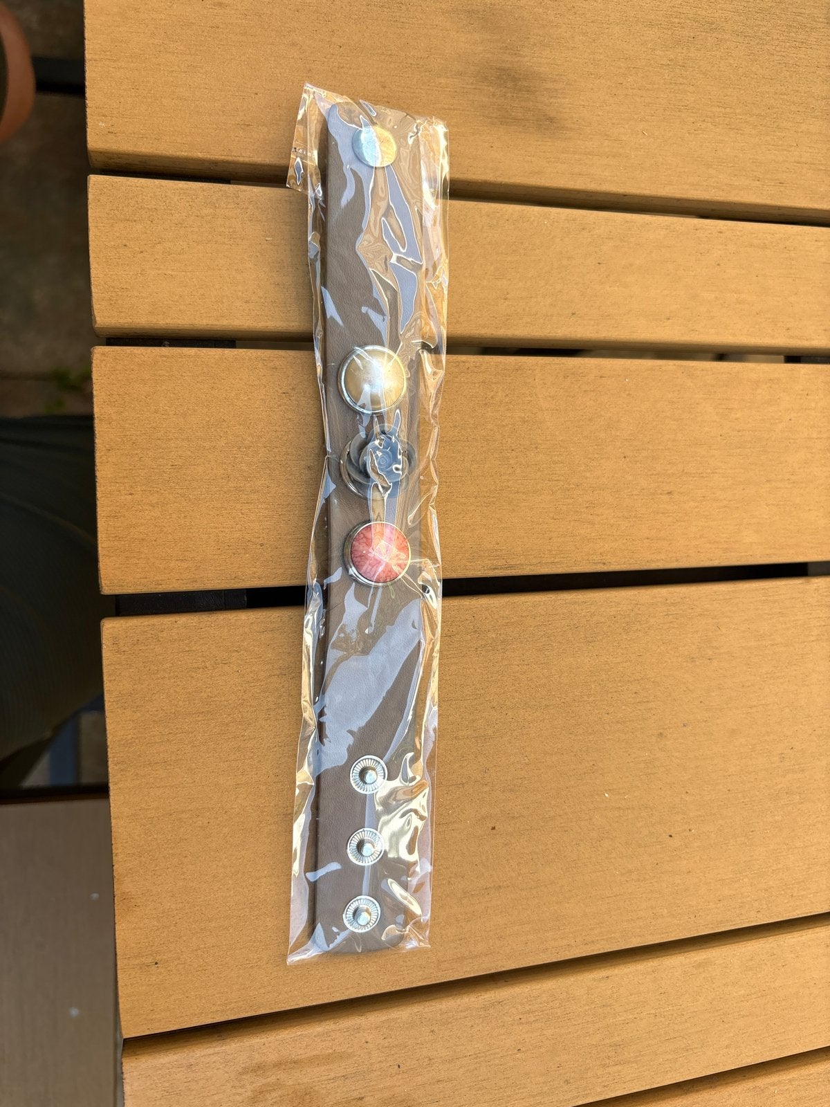 90 stuks kunstleren armbanden - Ideaal voor verkoop, Met bedels of kralen, Bruin, Kunststof of Plastic, Nieuw