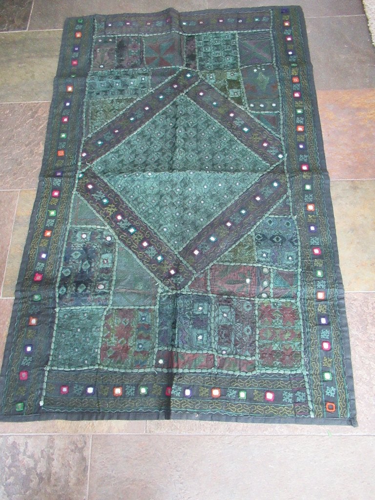 TAFELKLEED uit India groen handwerk gevoerd 1.22x80 cm € 45, Ophalen of Verzenden