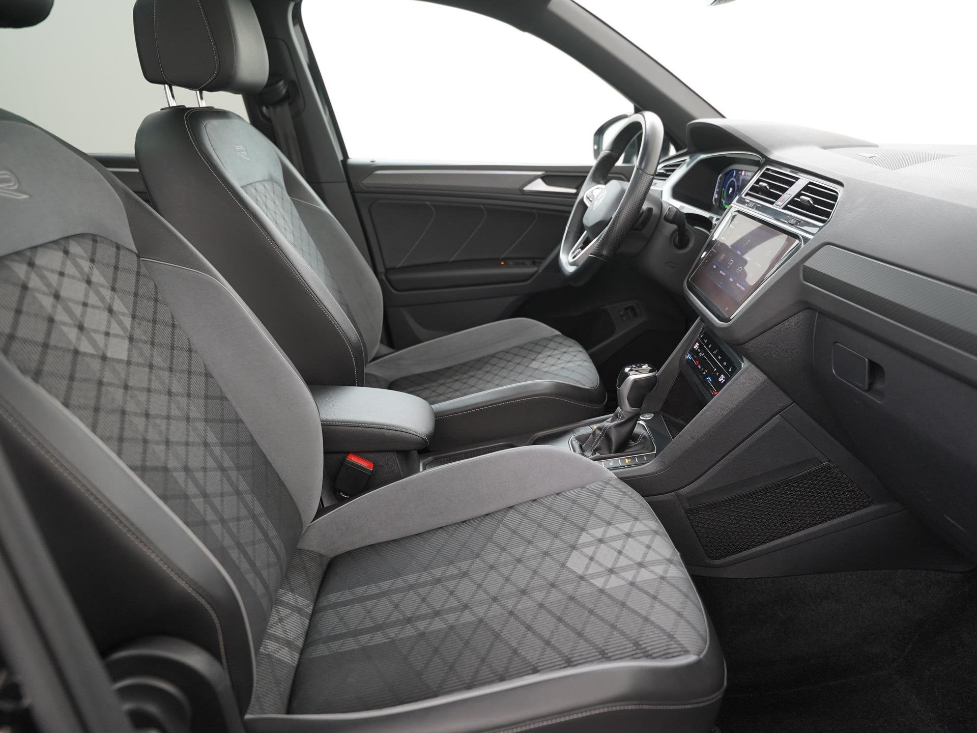 Volkswagen Tiguan 1.4 TSI eHybrid R-Line Black Style | Panor, Auto's, Stof, 4 cilinders, Automatische klimaatregeling, Zwart