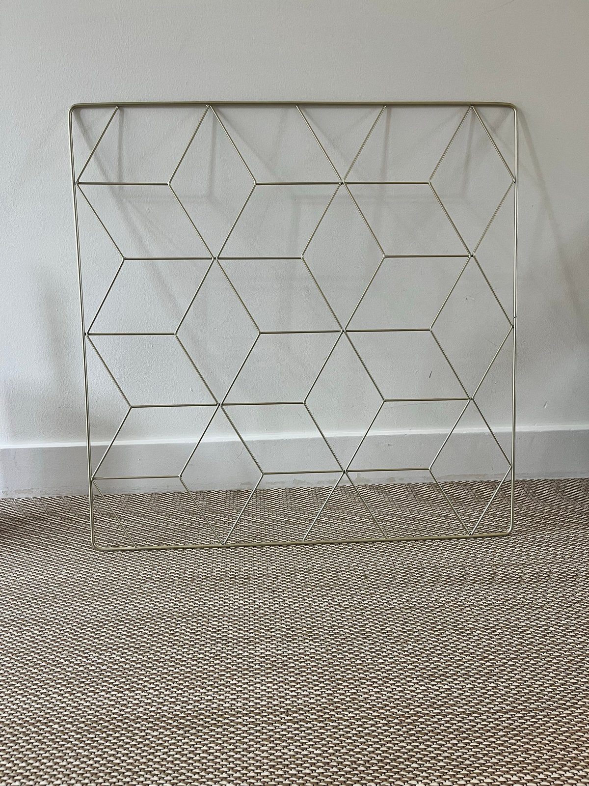 Gouden metalen wanddecoratie met geometrisch patroon, Ophalen, Metaal, Wandsculptuur, Modern