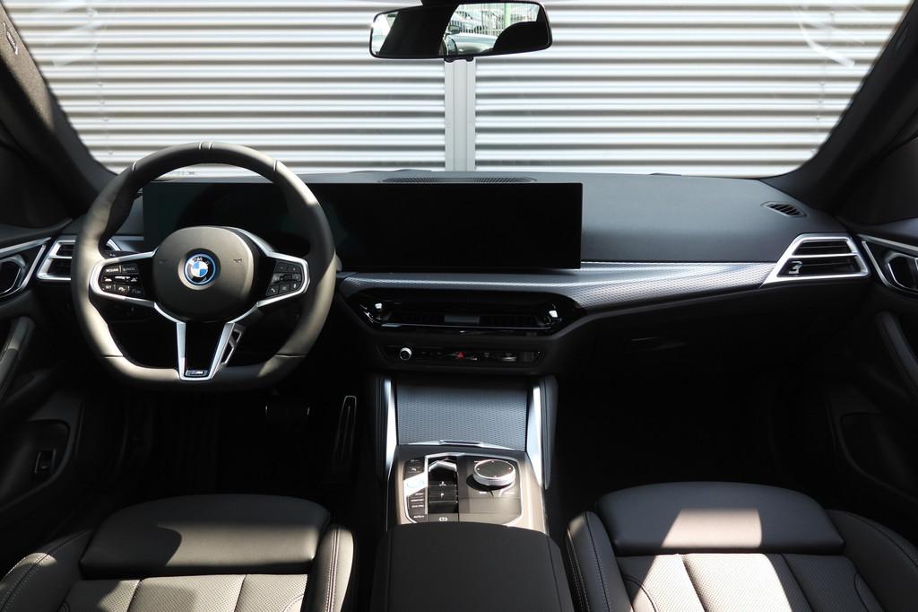 BMW i4 eDrive35 Gran Coupé M Sport / Schuif-kanteldak / Ada, Auto's, BMW, Achterwielaandrijving, Zwart, Metallic lak, Leder