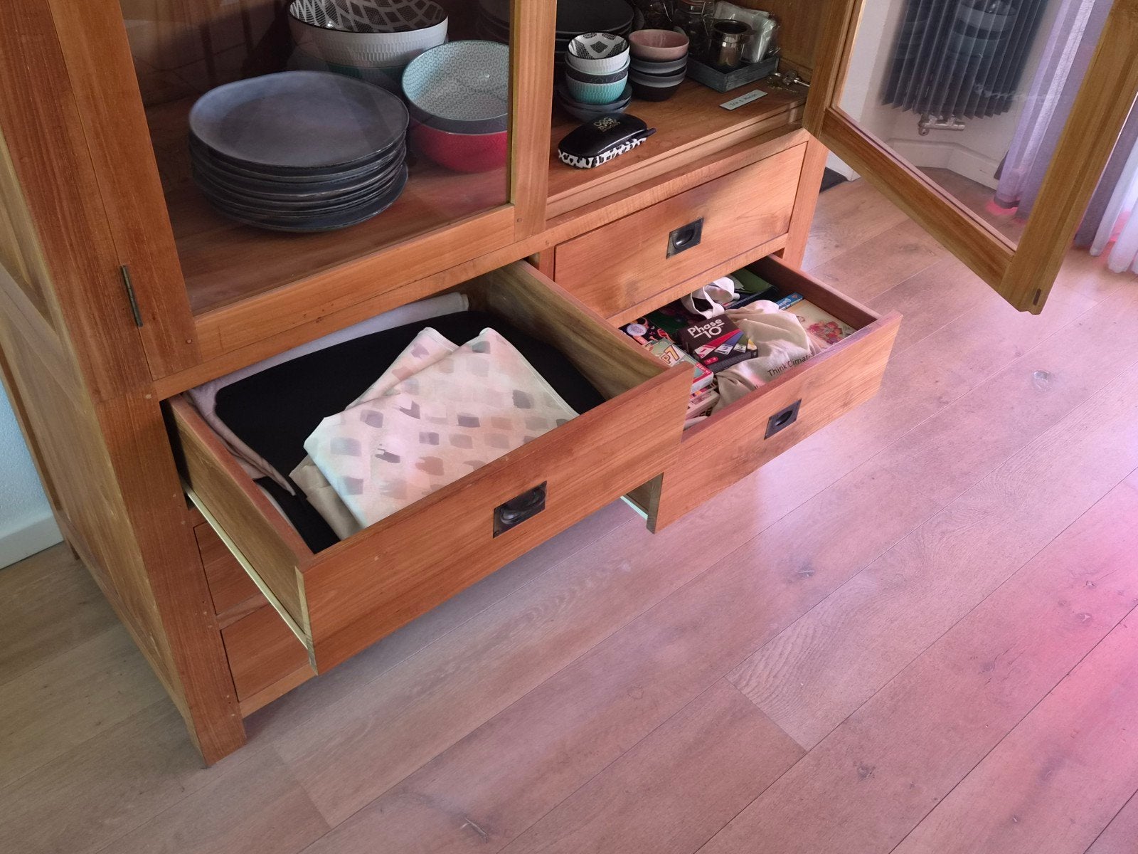 Massief teakhouten vitrinekast met lades en glazen deuren, Ophalen, Gebruikt, Met deur(en), Glas