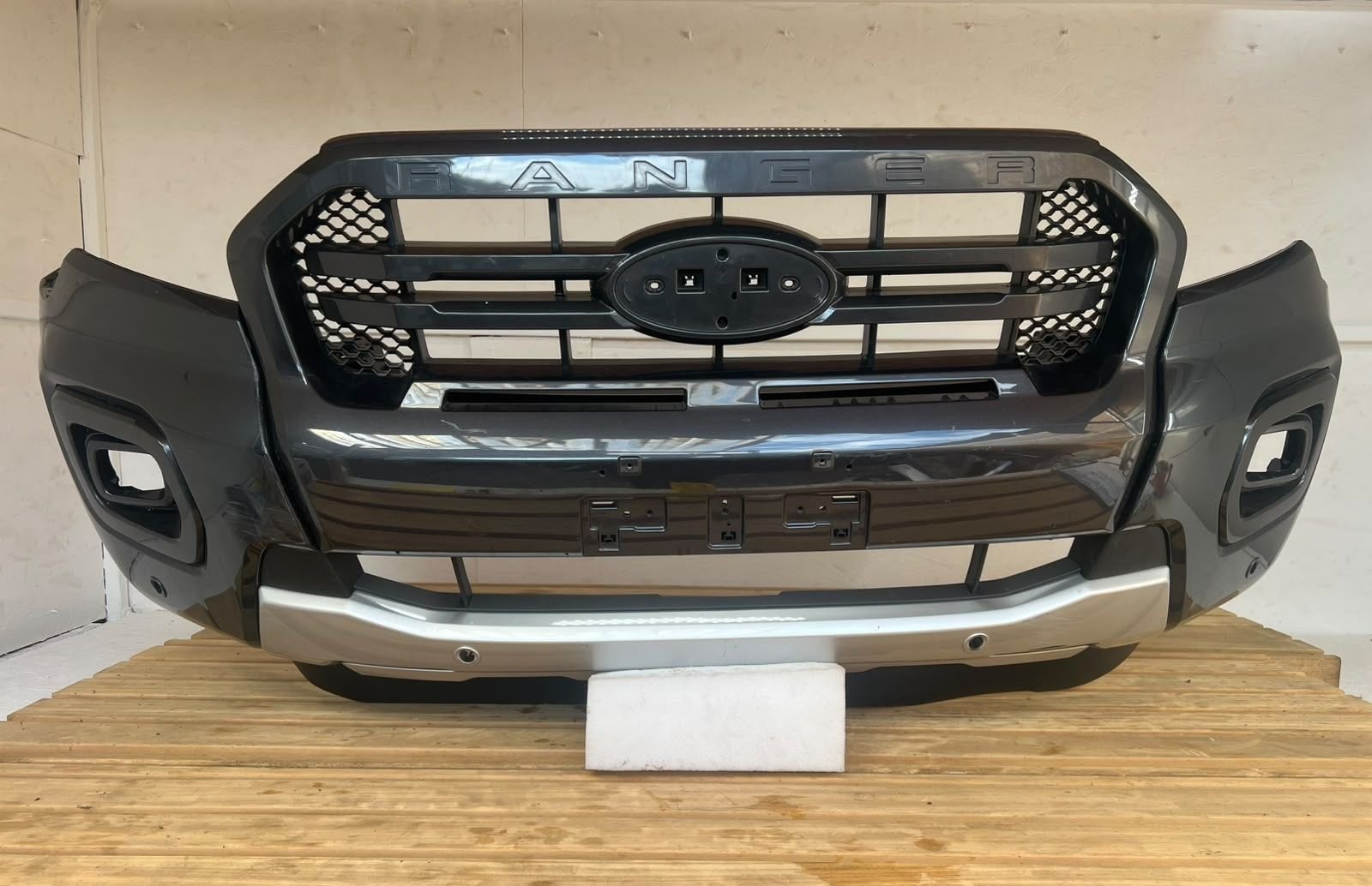 Voorbumper Ford RANGER T8 19-22 JB3B-17C831-D 4xpdc Bumper, Gebruikt, Voor, Info@ford.com, Ophalen of Verzenden