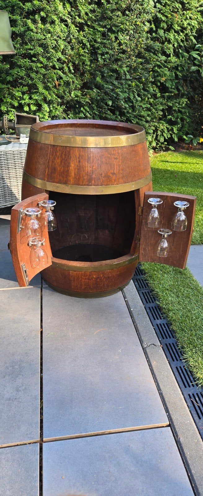 Wijnvat minibar met glashouders, Ophalen