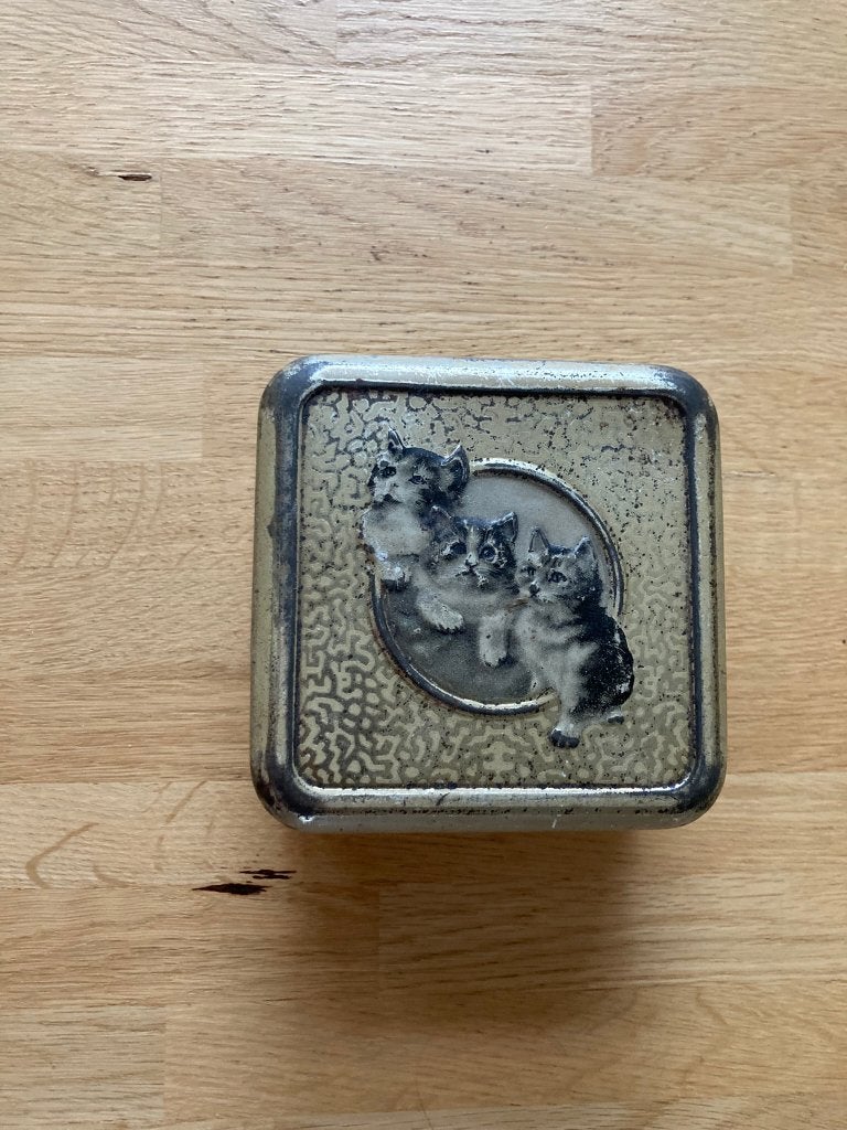 Decoratieve blikken doosje met reliëf van katten vintage, Ophalen of Verzenden, Gebruikt, Overige, Overige merken