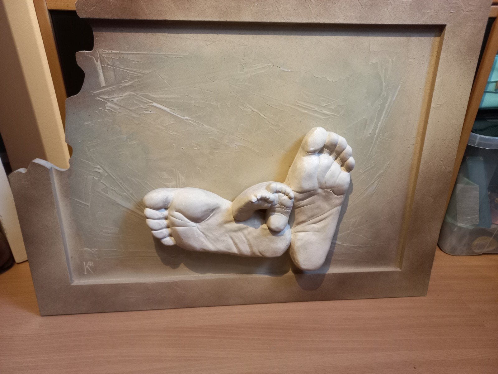 Wanddecoratie met voeten en voetjes - Gips, Antiek en Kunst, Ophalen, Overige onderwerpen, Gips, Handgemaakt