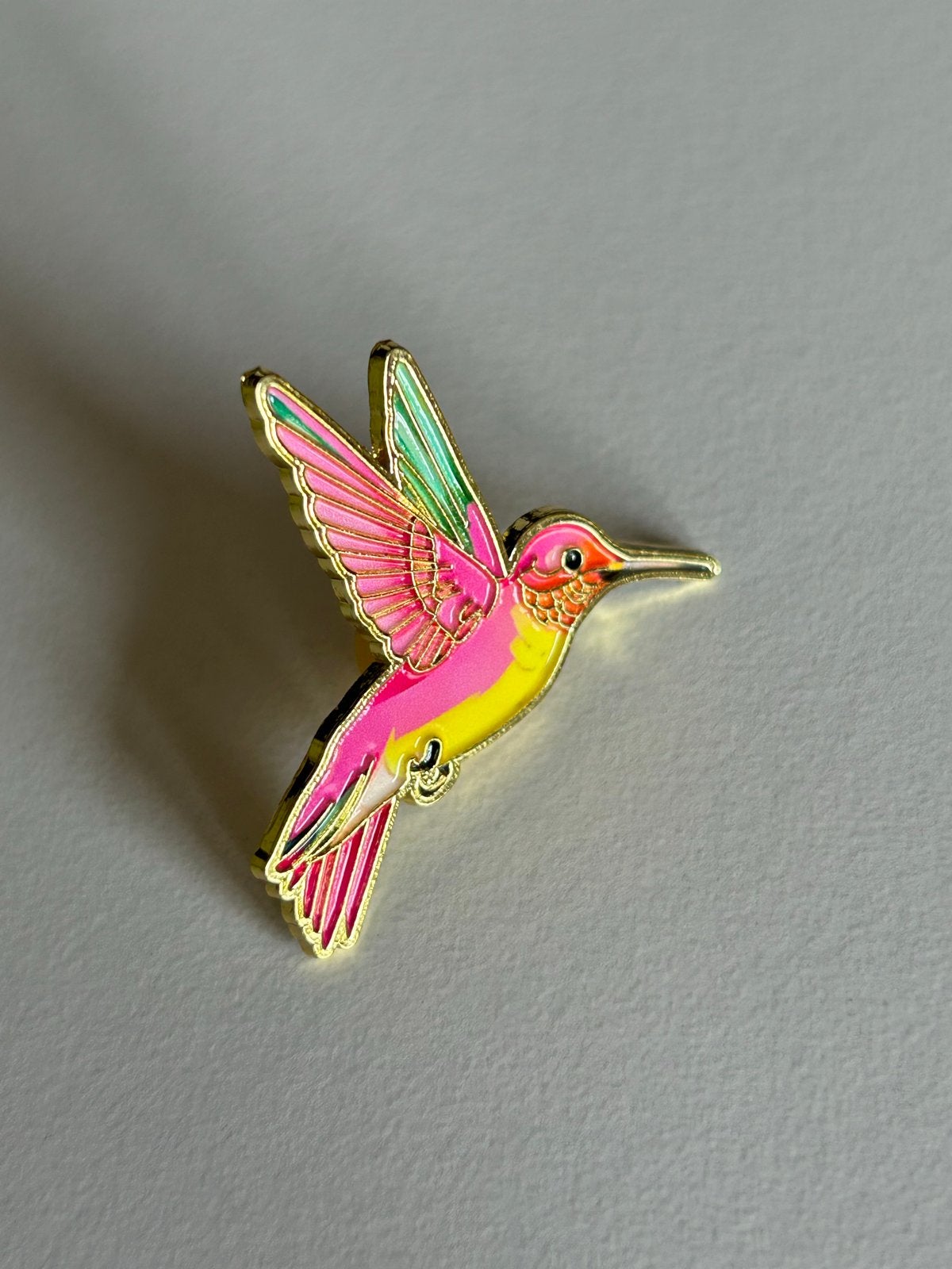 Nieuwe kleurrijke kolibrie speldje - emaille pin, Ophalen of Verzenden, Nieuw, Dier of Natuur, Speldje of Pin