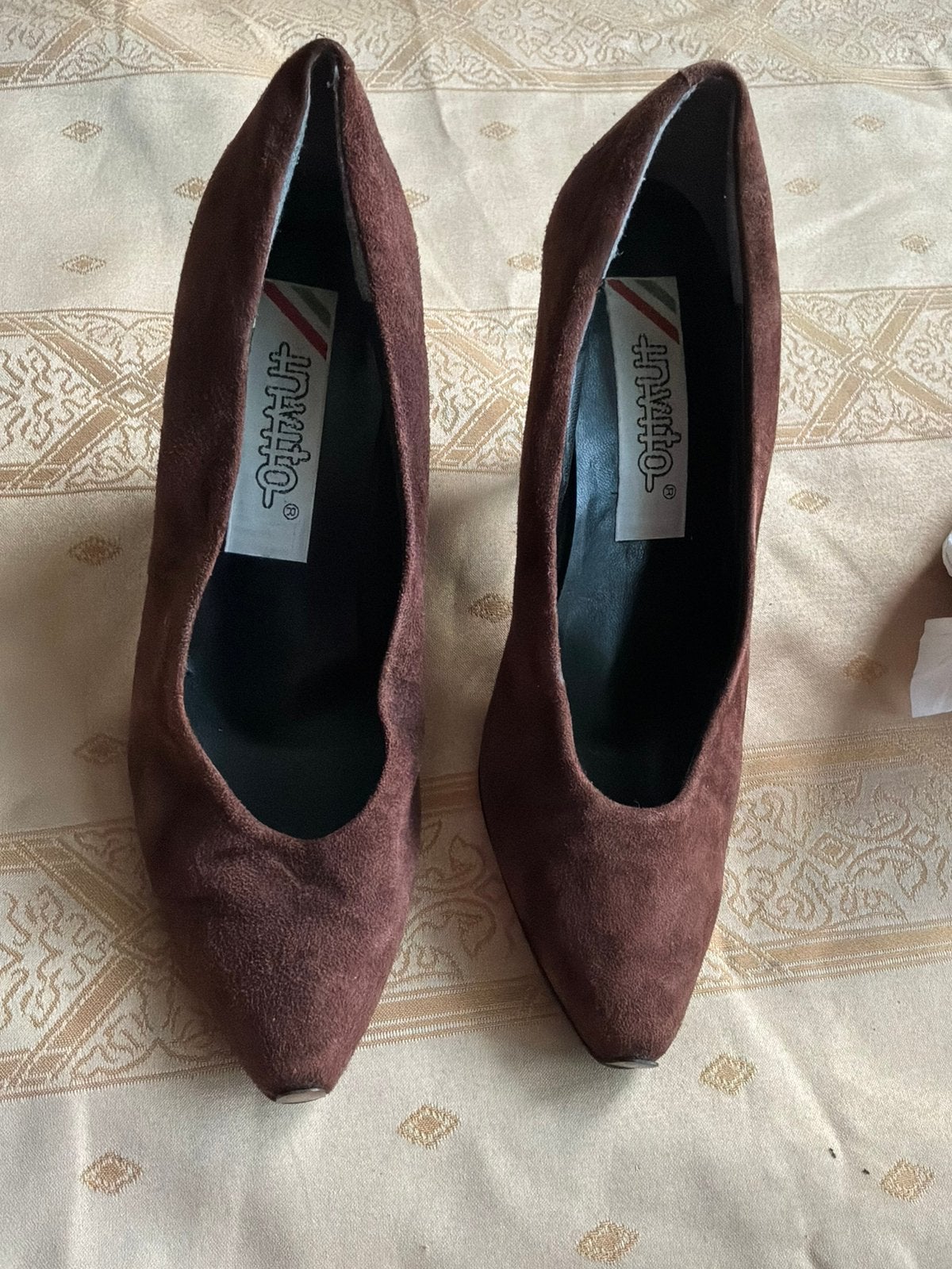 Invito bruin suede pump met koperen punt en hak mt 40 Italië, Pumps, Bruin, Ophalen of Verzenden, Gedragen