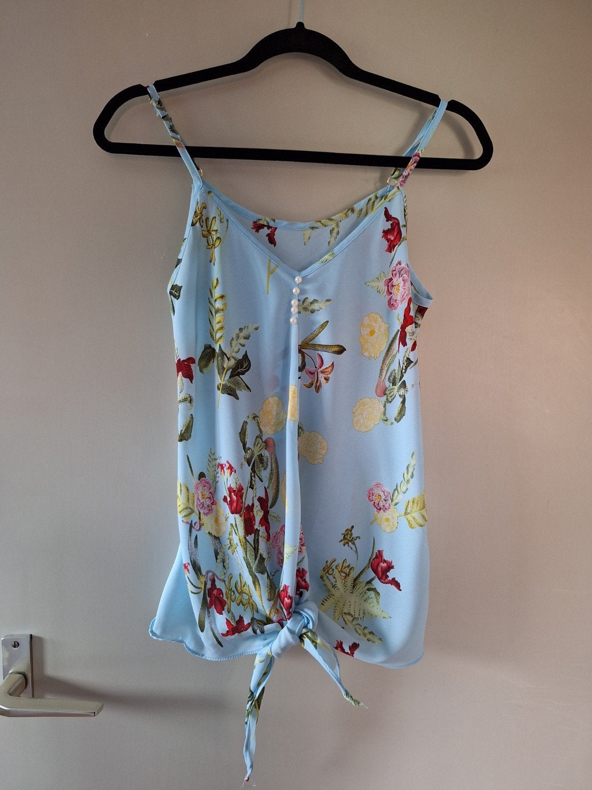 Lichtblauwe top met bloemenprint en knoopdetail - Maat M, Maat 38/40 (M), Blauw, Ophalen of Verzenden, Zo goed als nieuw