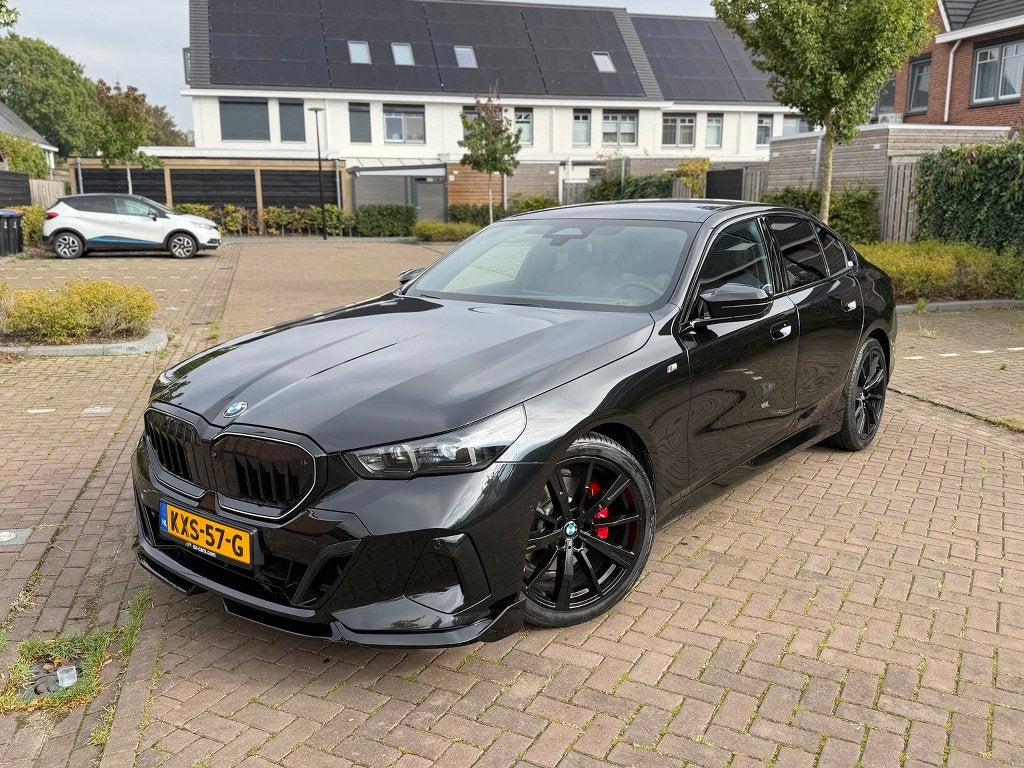 BMW 520i 2024 M Sport Pro M Performance | Individual | Pano, Automaat, Achterwielaandrijving, 2000 kg, Zwart
