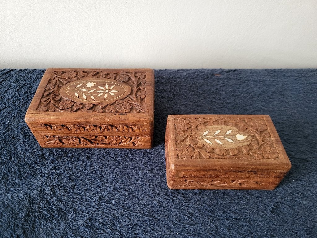 2 houten kistjes/sieraden gesculpteerde deksel en zijkanten, Antiek en Kunst, Verzenden