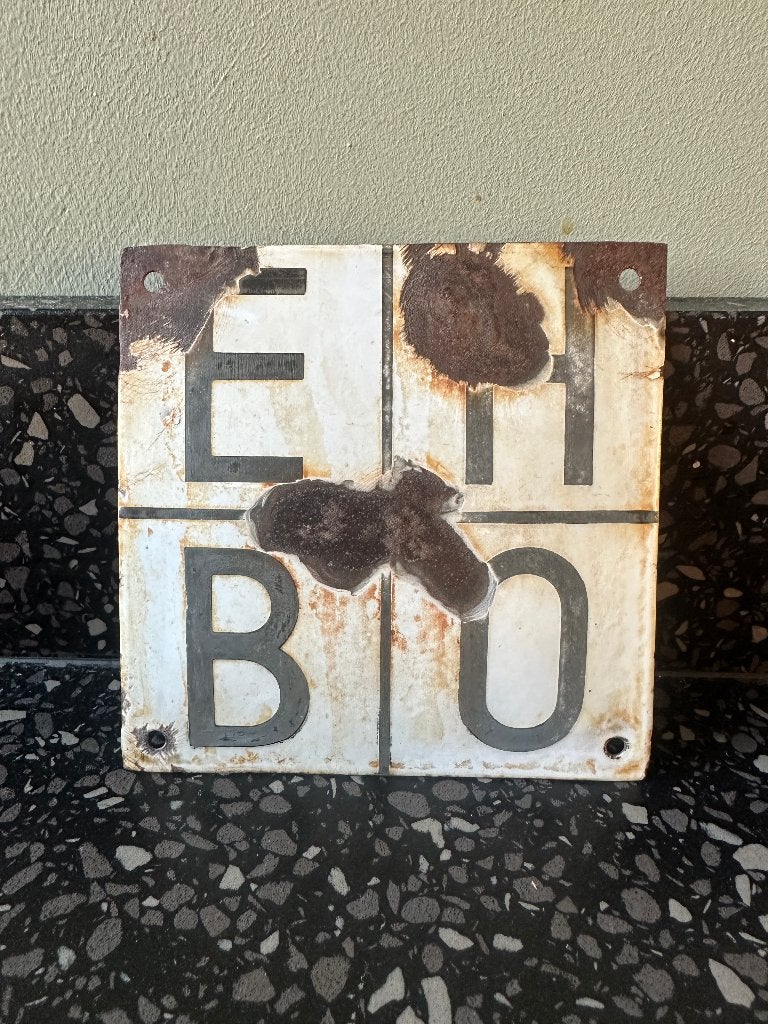 Emaille EHBO E.H.B.O. bordje. Zeldzame witte versie., Ophalen of Verzenden, Gebruikt, Reclamebord