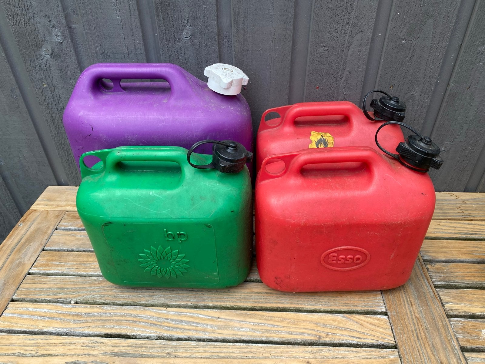 4 benzine jerrycans in diverse kleuren, Ophalen