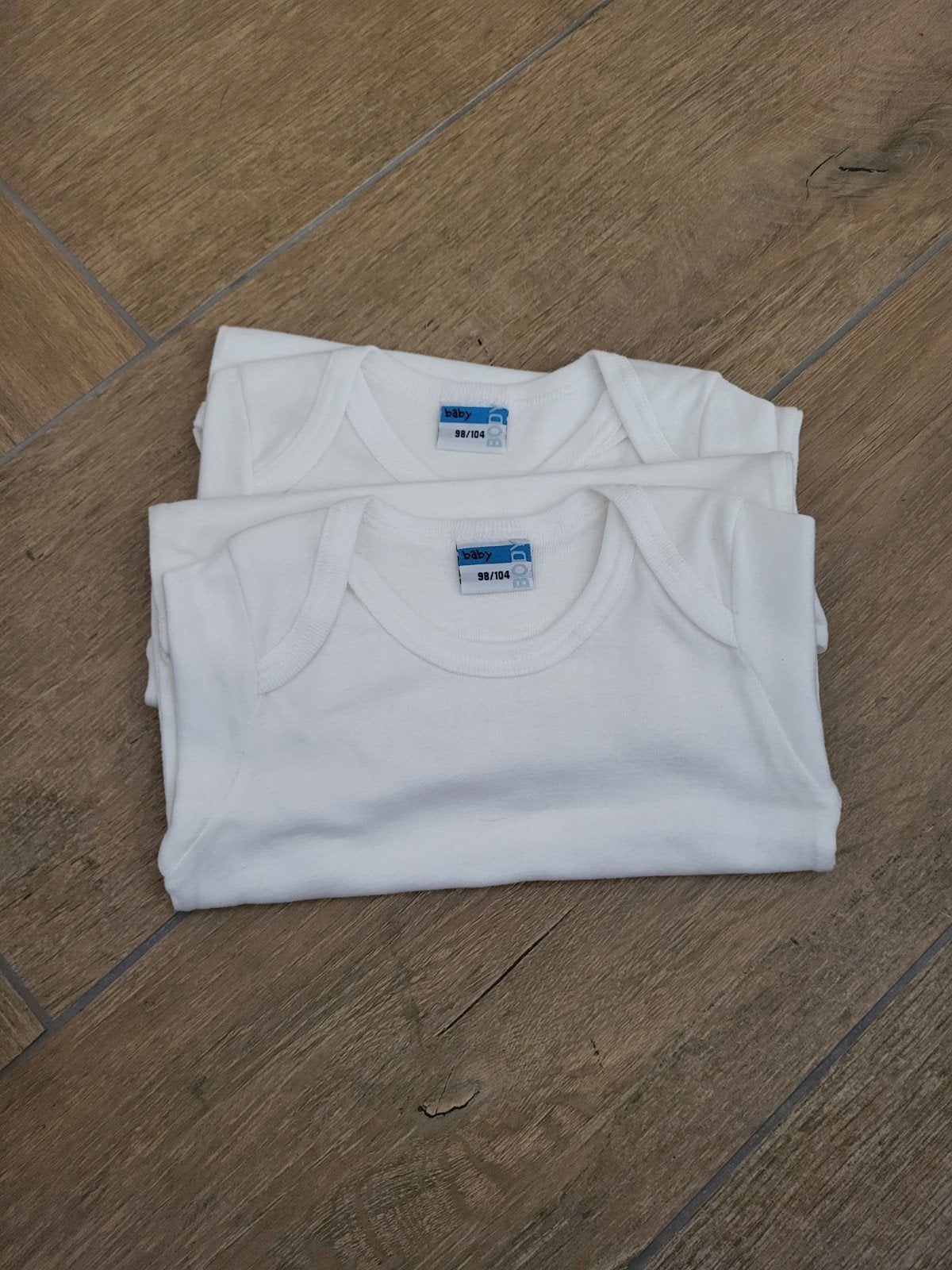 2 witte baby rompers maat 98/104, Nacht- of Onderkleding, Jongen of Meisje, Ophalen of Verzenden, Nieuw