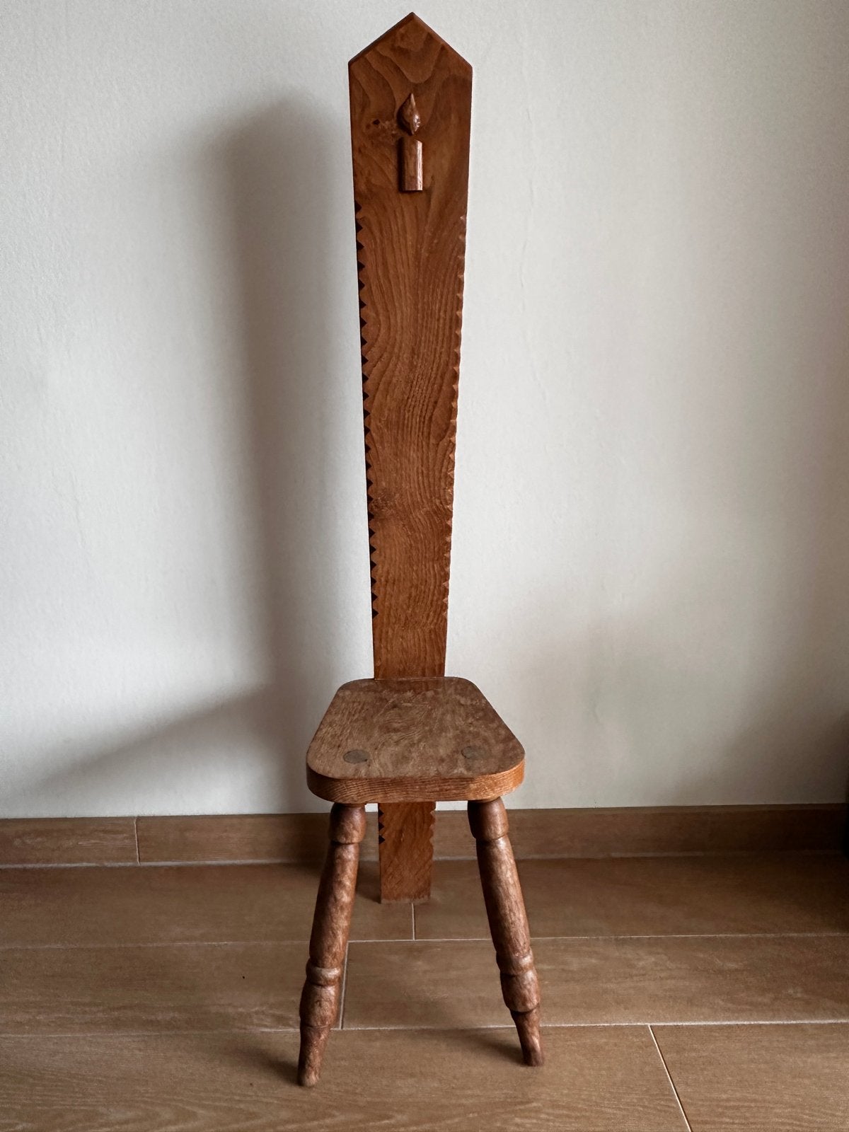 Unieke houten stoel met kaarsmotief, Ophalen
