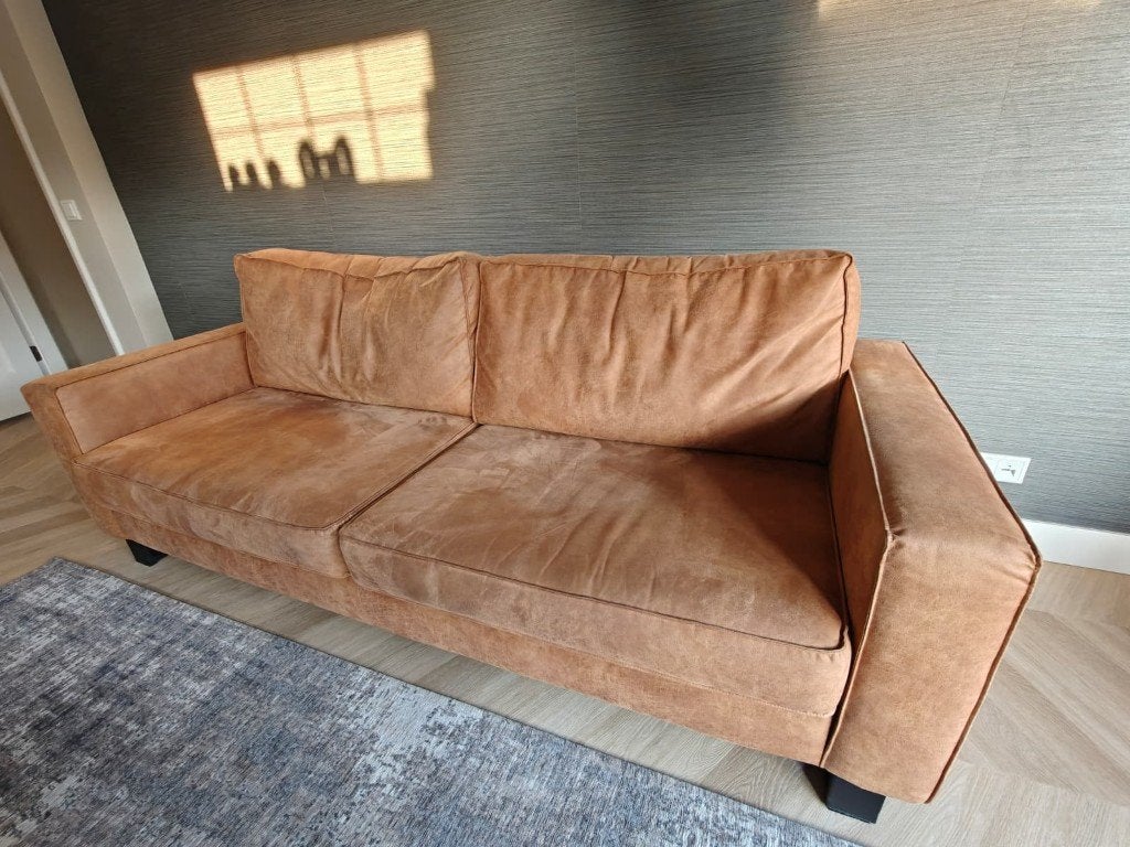 Cognac kleur 4 zits bank eco leer industrieel in nette staat, Huis en Inrichting, Ophalen, Gebruikt, 75 tot 100 cm, Rechte bank