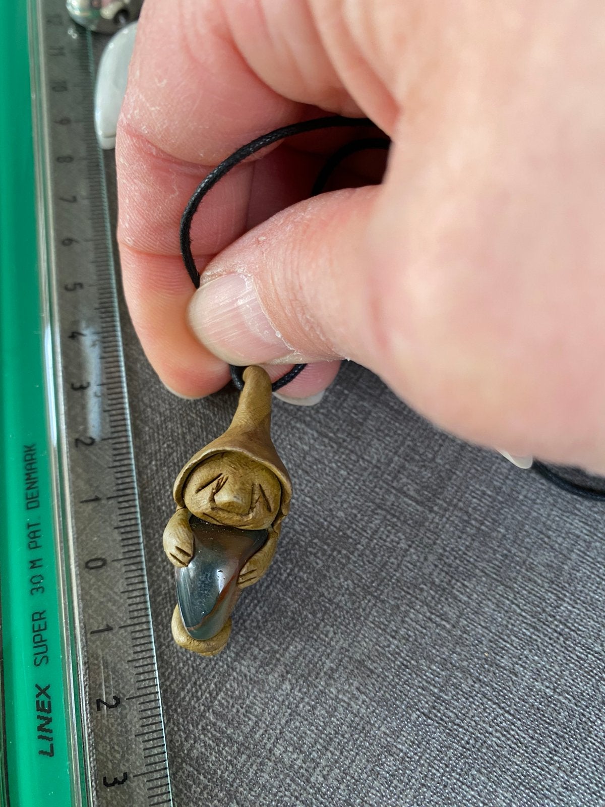 Hanger elfje / kabouter klei met edelsteen aan veter, Ophalen of Verzenden