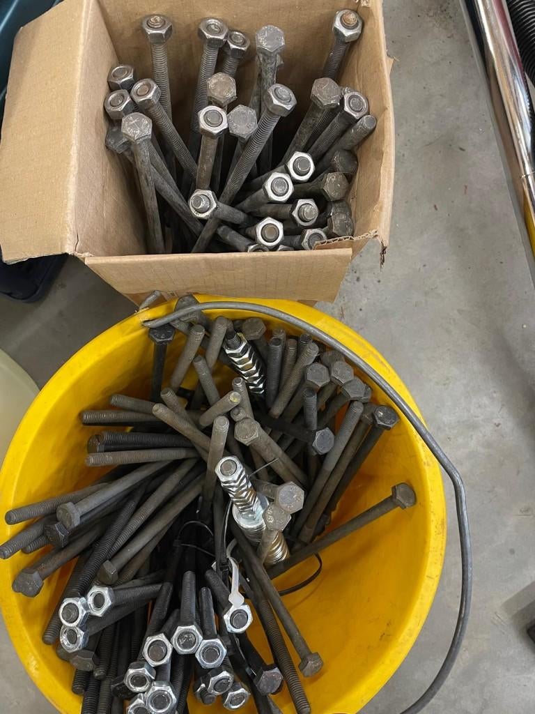 260mm lange M10 bouten 125 stuks, Ophalen of Verzenden, Zo goed als nieuw, 100 tot 250 mm, Bouten of Moeren