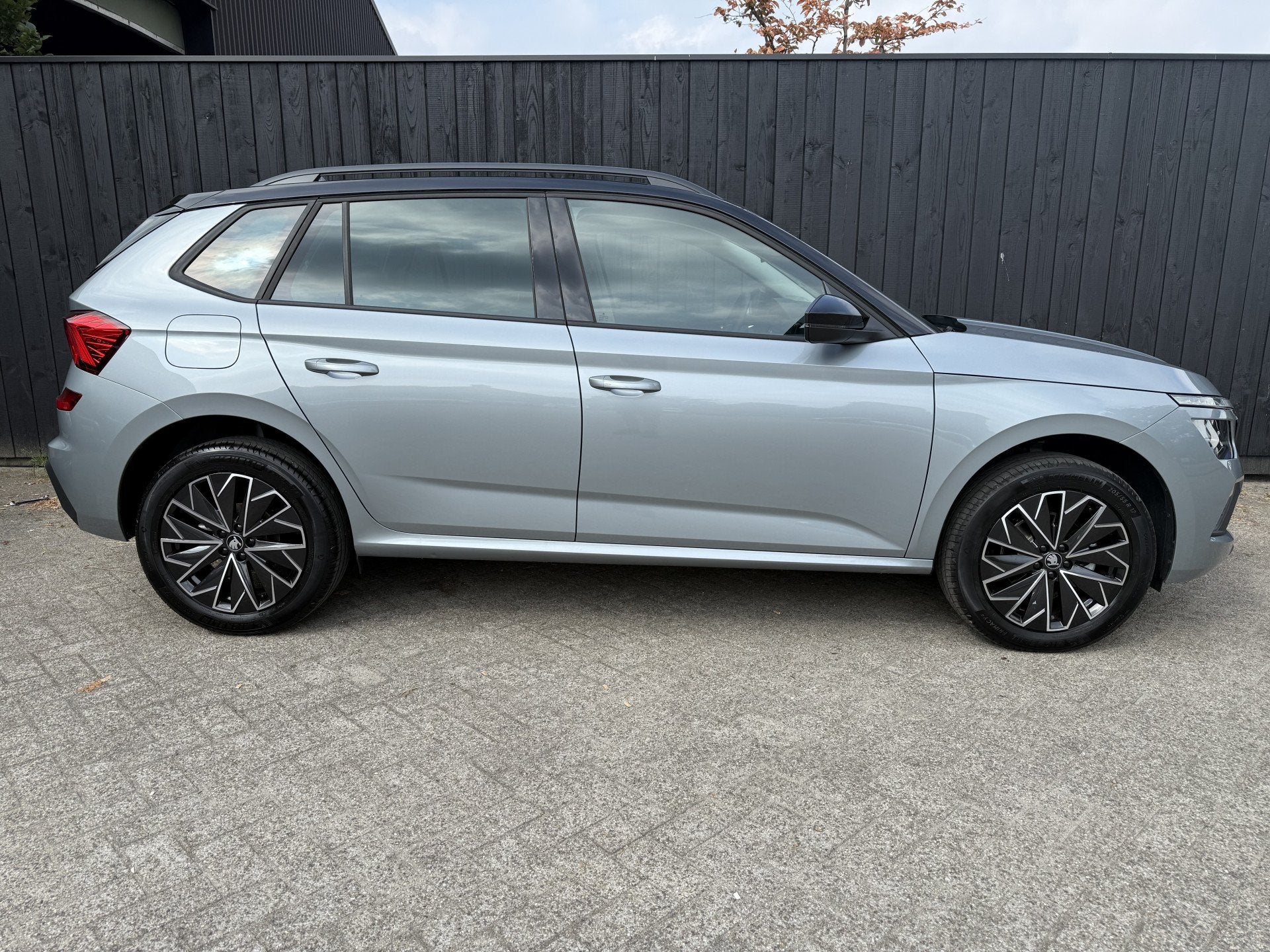 Skoda Kamiq 1.0 TSI Selection (bj 2026, automaat), Auto's, 12 maanden, Gebruikt, Zwart, Origineel Nederlands