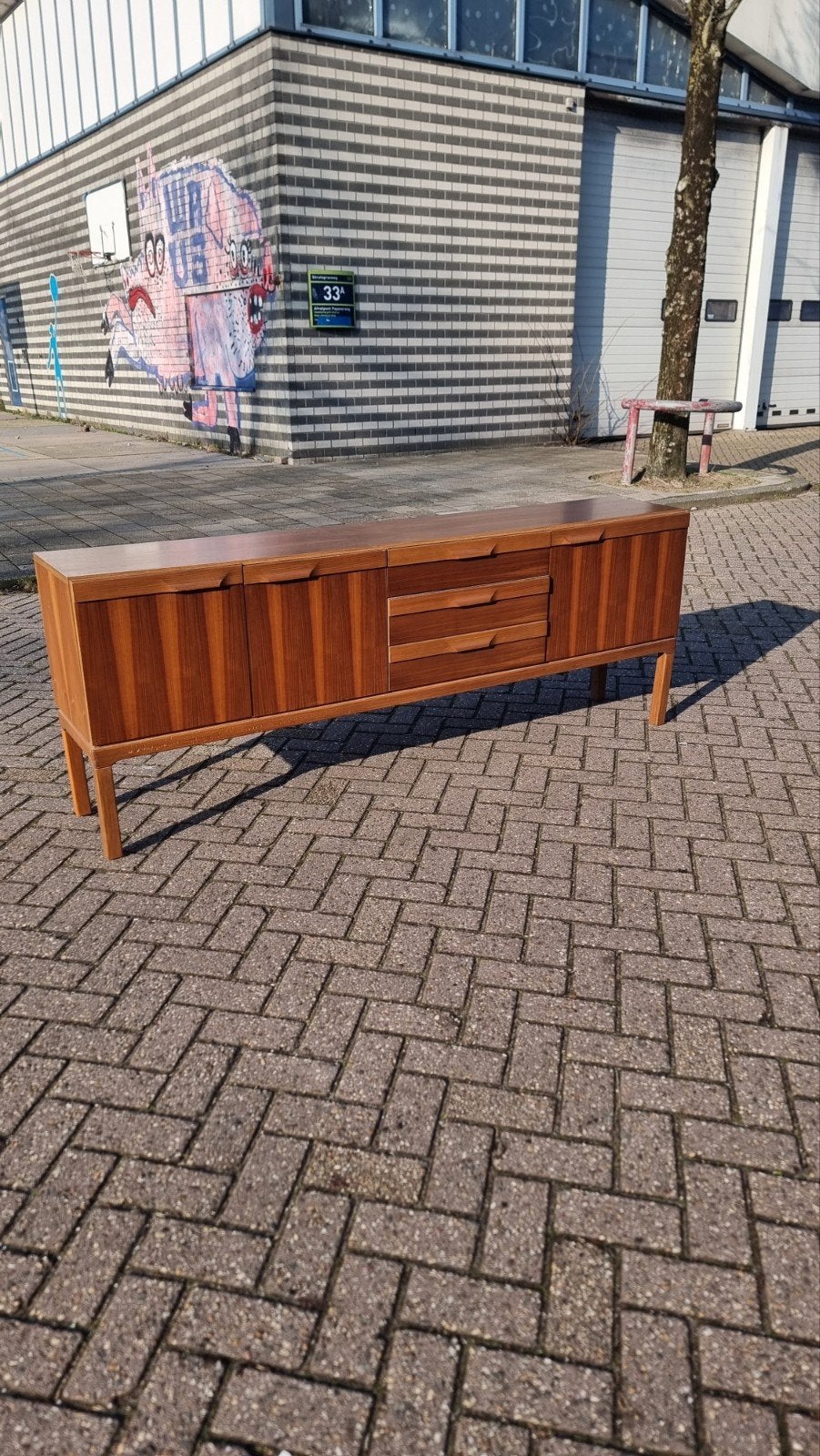 Vintage dressoir jaren 60 70  Houten greepjes.
