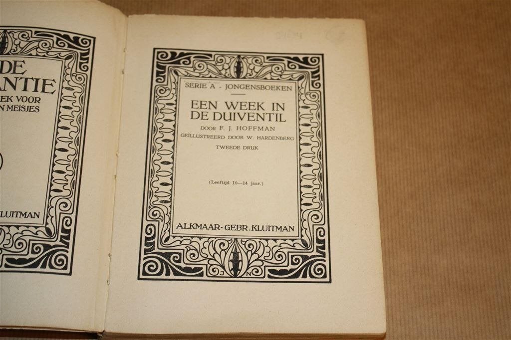 Een week in de duiventil. Hoffman. Paperback. Kluitman., Ophalen of Verzenden, Gelezen
