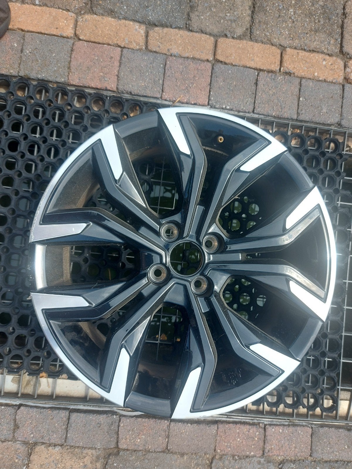 Renault Clio hybrid velg met lichte stoeprandschade, Ophalen, Gebruikt
