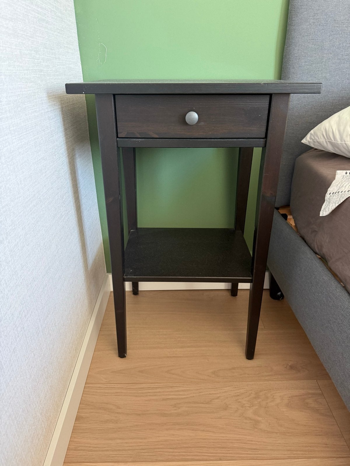 Zwart nachtkastje met lade en plank, Ophalen, Gebruikt, Minder dan 45 cm, 70 cm of meer