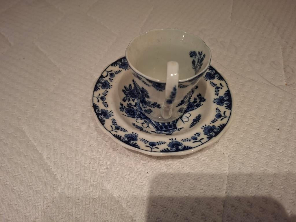Antieke kop en schotel, Delfts blauw en bruin bloemmotief, Ophalen of Verzenden