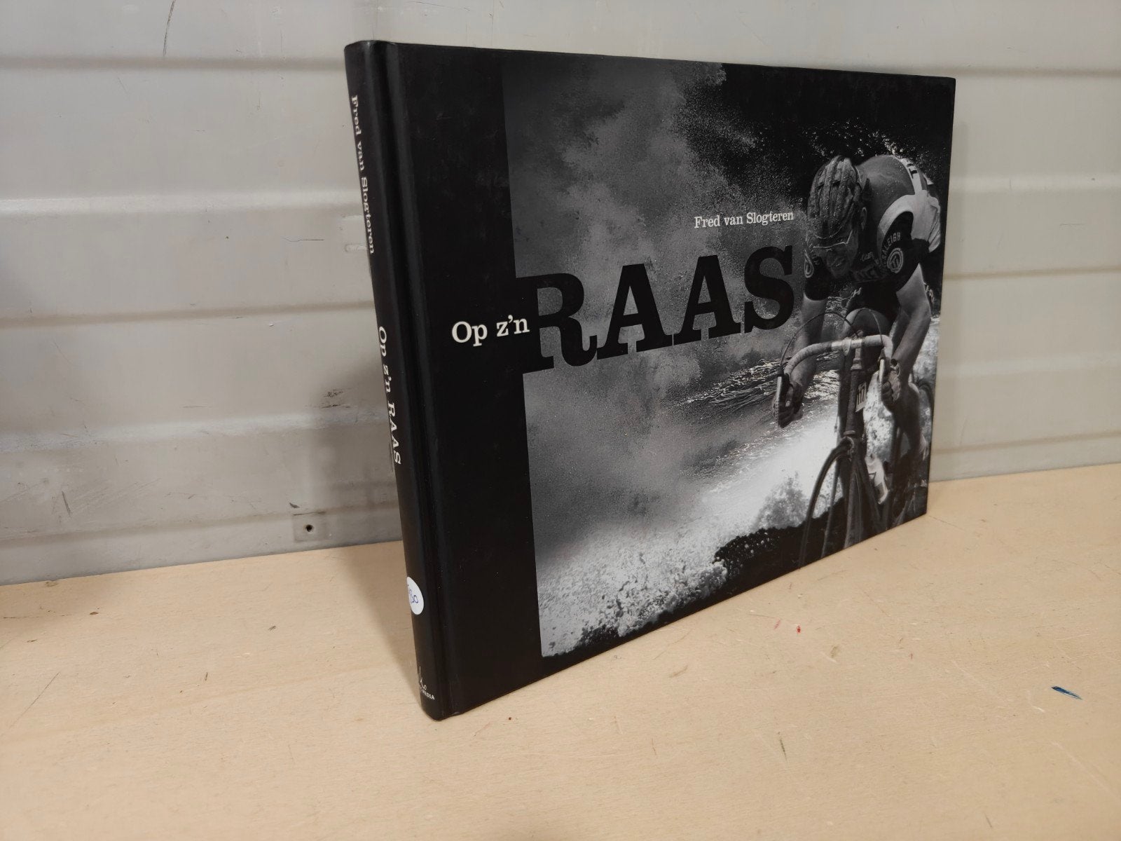 Nr. 930 Fred van Slogteren. Op z'n Raas., Ophalen of Verzenden, Gelezen, Fred van Slogteren, Lopen en Fietsen