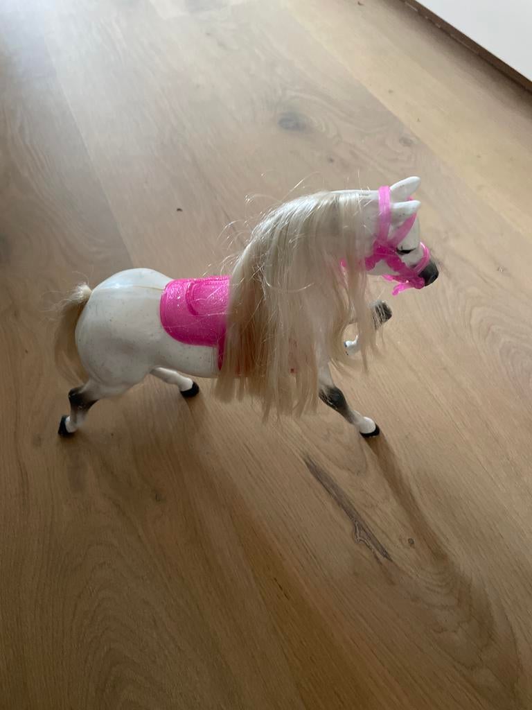 Barbie paard met roze zadel en hoofdstel, Ophalen of Verzenden, Gebruikt, Meisje