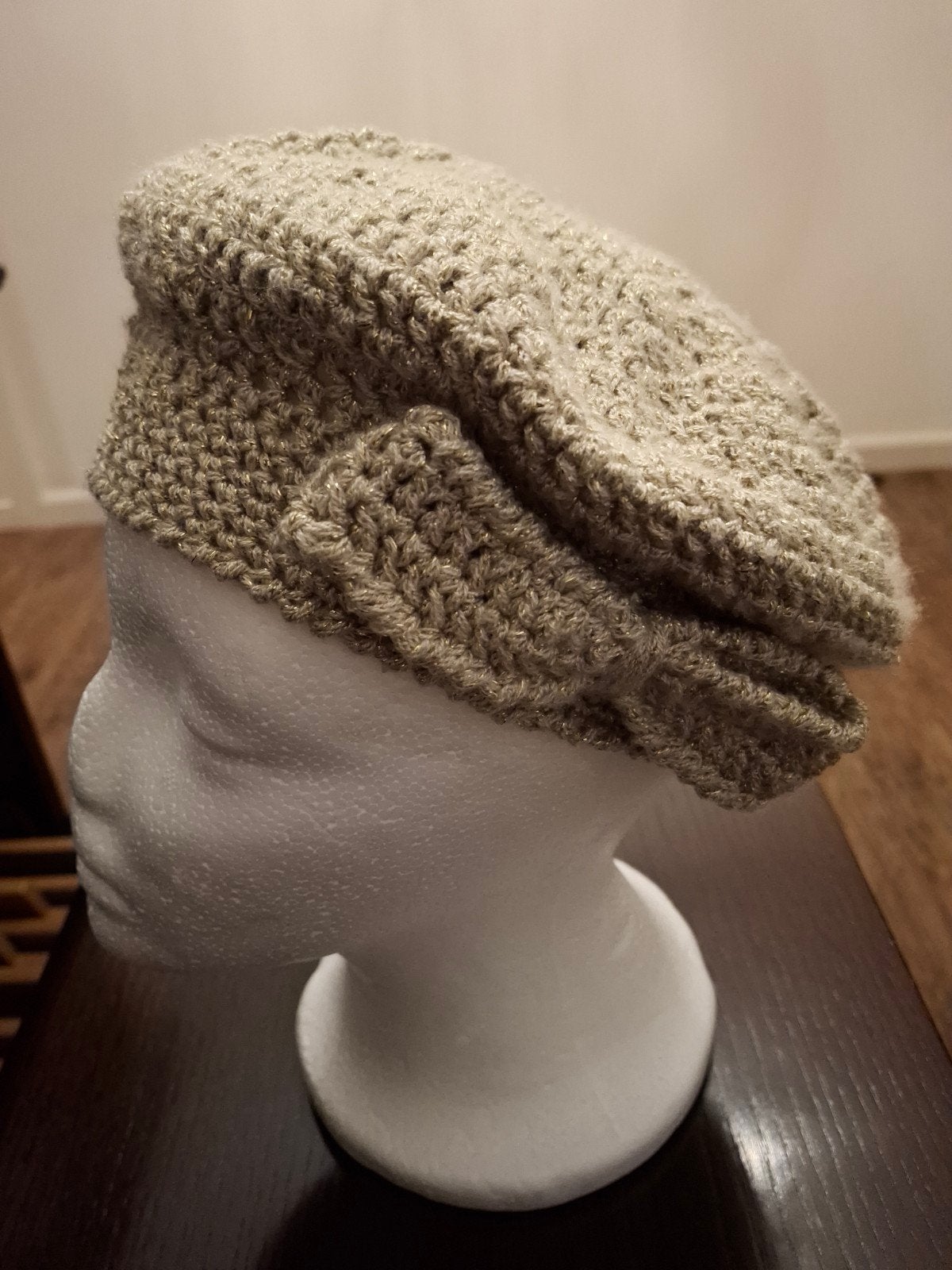 Zelf gehaakte (kinder)baret met subtiele gouddraad, Nieuw, Pet, Handgemaakt, One size fits all