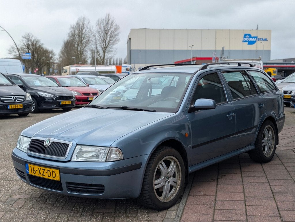 Skoda Octavia Combi 1.9 TDI Démarrage - Clima - Cruise, Voorwielaandrijving, Gebruikt, Zwart, 4 cilinders