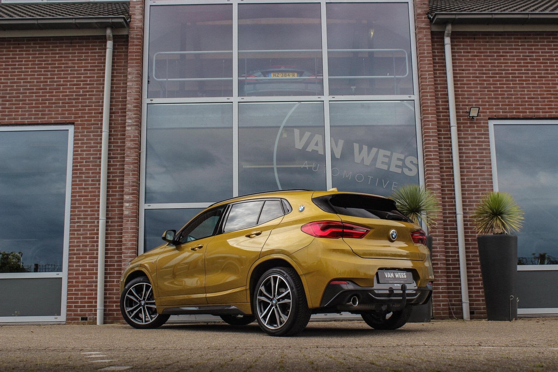 BMW X2 sDrive18i High Executive M-sport | 2e eigenaar | Driv, Gebruikt, Alcantara, Geel, 3 cilinders