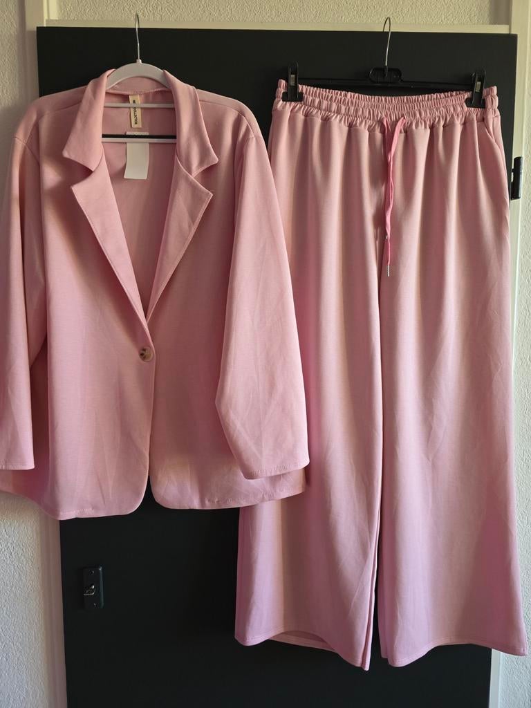 Nieuw 2delig pak roze 42 44 46, Ophalen of Verzenden, Nieuw, Maat 46/48 (XL) of groter, Roze