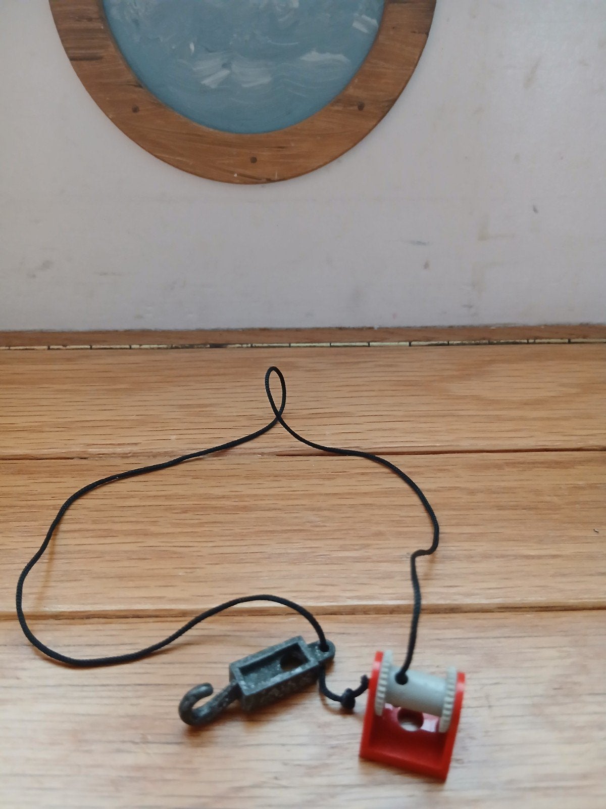 Vintage LEGO lier met metalen haak en zwart touw, Verzamelen, Ophalen of Verzenden, Gebruikt, Poppenhuis