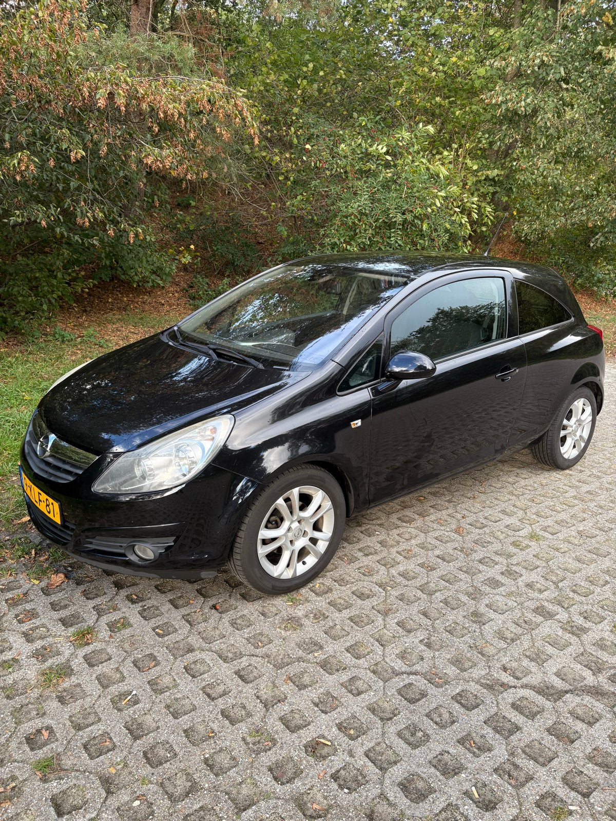 Opel Corsa 1.2 16V 3D 2009 Zwart, Auto's, Voorwielaandrijving, 450 kg, 40 €/maand, 4 cilinders