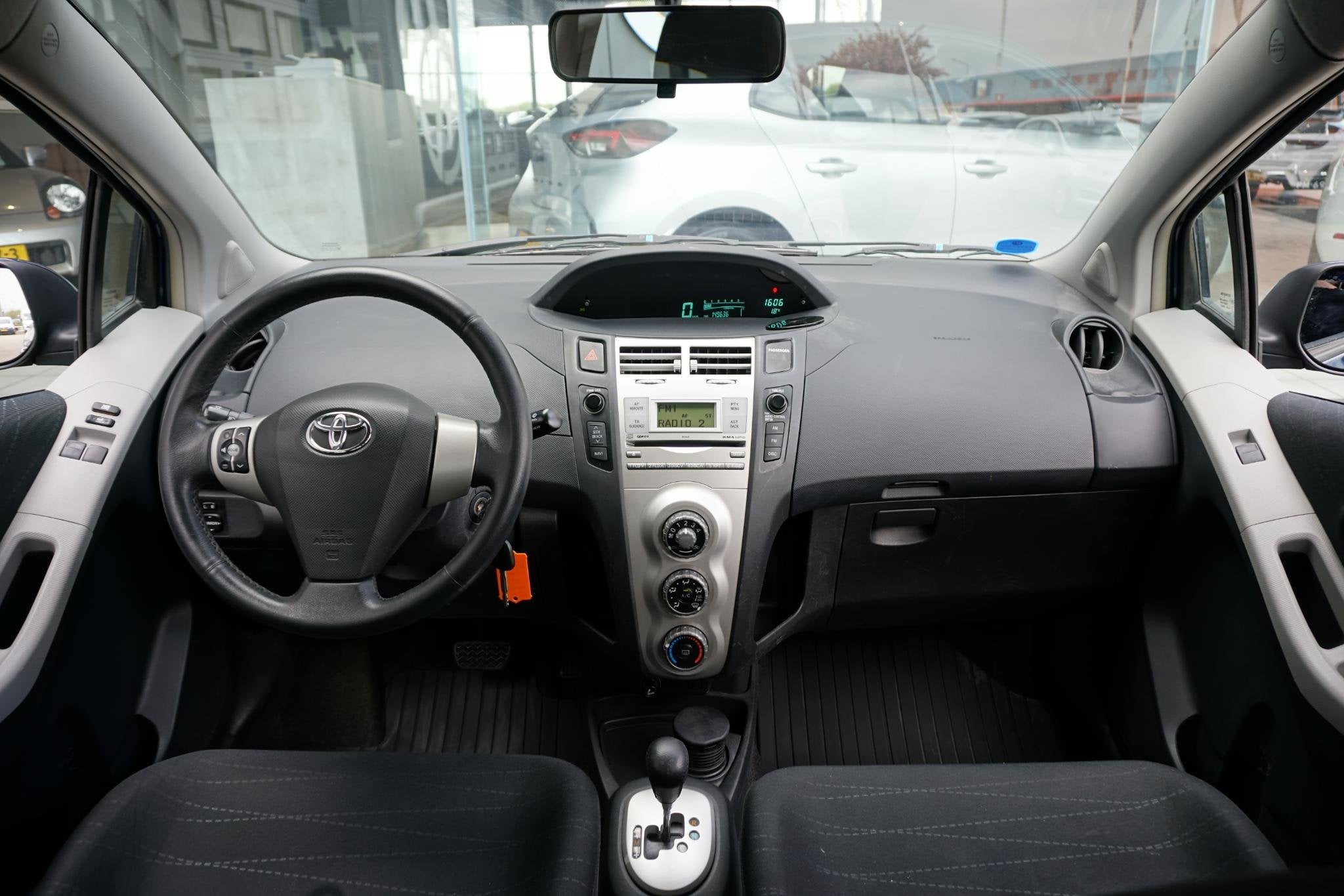 Toyota Yaris 1.3 VVTi Sol MMT + AUTOMAAT / STOELVERWARMING /, Auto's, Stof, 750 kg, 4 cilinders, Blauw