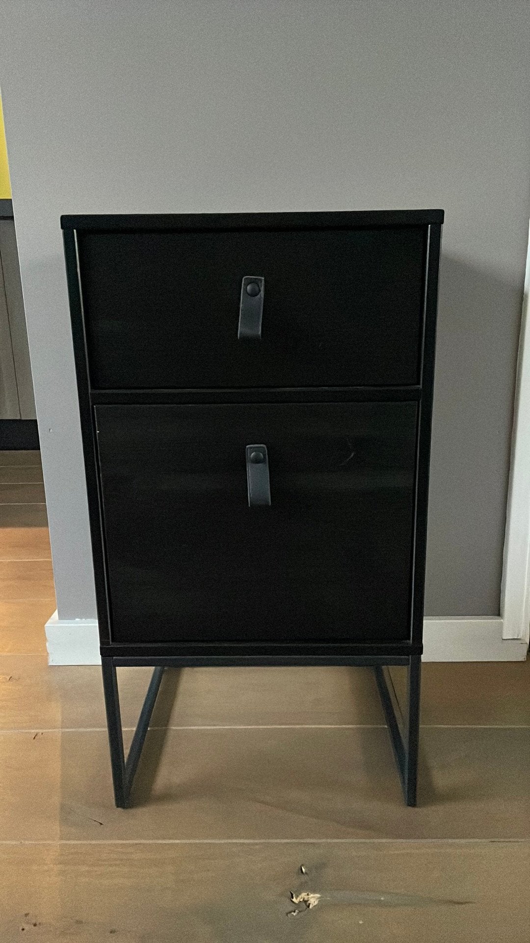 Nachtkastje Woood Zola met lade en deurtje - Zwart, Huis en Inrichting, Slaapkamer | Nachtkastjes, Gebruikt, 70 cm of meer, Minder dan 45 cm