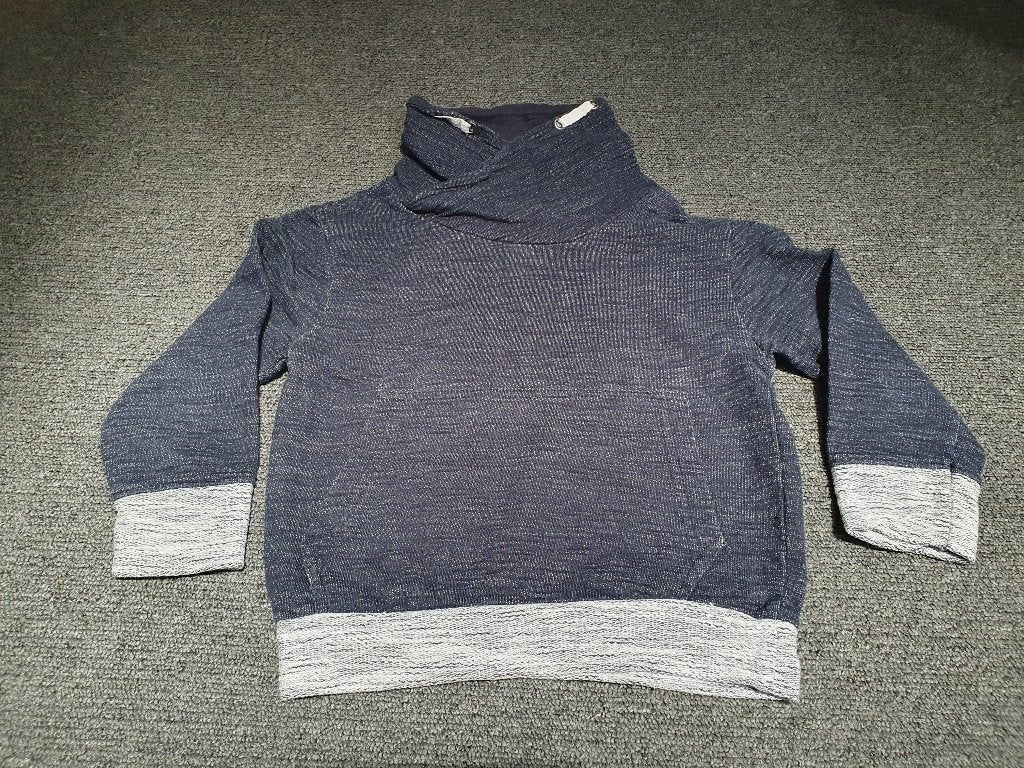 Rebel kindertruitje donkerblauw/grijs mt 104 ZGAN, Kinderen en Baby's, Kinderkleding | Maat 104, Trui of Vest, Rebel, Ophalen of Verzenden