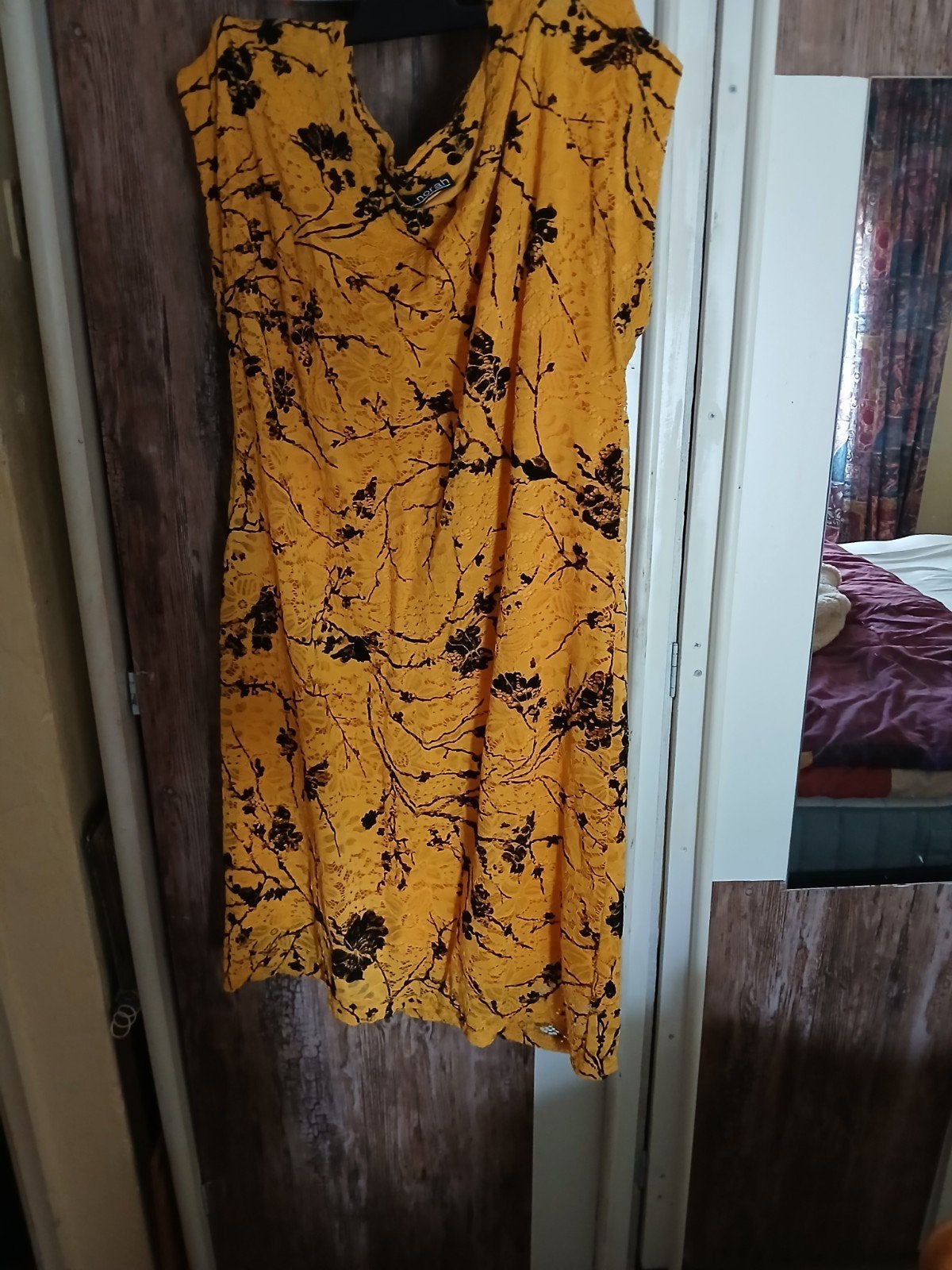gele met zwart gebloemde jurk, Kleding | Dames, Ophalen of Verzenden, Zo goed als nieuw, Zwart, Knielengte