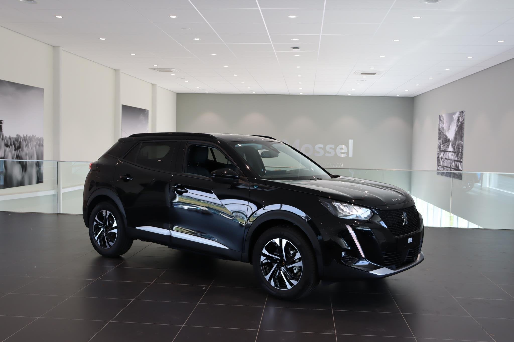 Peugeot e-2008 EV Allure Pack 50 kWh | Adaptieve Cruise Cont, 136 pk, Automatische klimaatregeling, Leder en Stof, Zwart