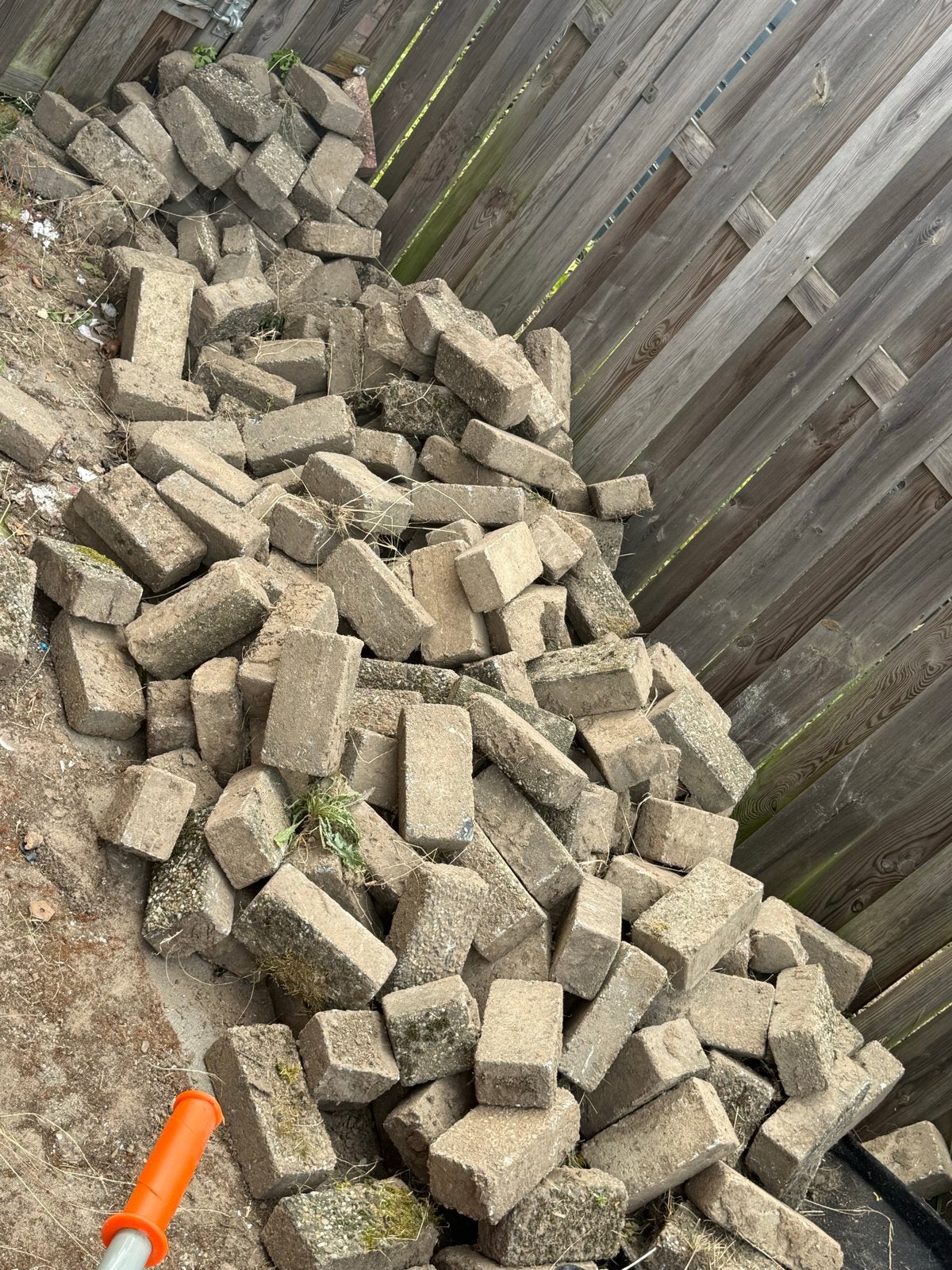 GRATIS! Gebruikte betonnen klinkers voor tuin of oprit, Tuin en Terras, Tegels en Klinkers, Ophalen, Gebruikt, Klinkers, 5 tot 10 m²