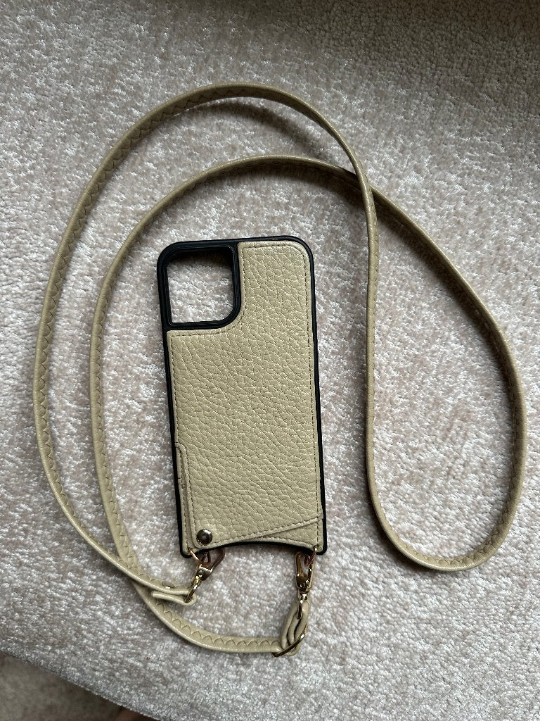Iphone 12 pro hoesje beige met riem merk Selencia, Pasjeshouder, Hoesje of Tasje, Ophalen of Verzenden, Zo goed als nieuw