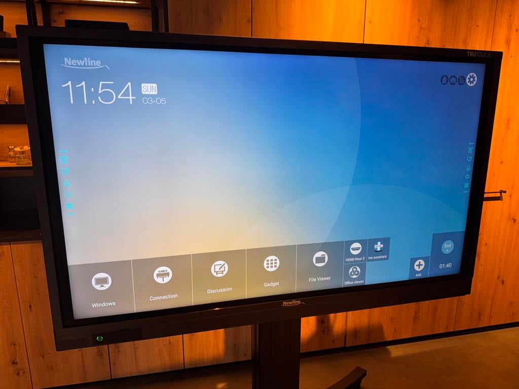 Newline VN 65 inch 4K touchscreen monitor / digibord, 50 Hz, Zo goed als nieuw, 100 cm of meer, Ophalen