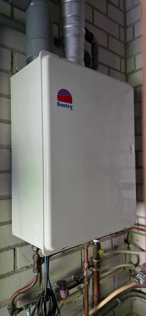 Geiser Sentry 56 kW (4 douches) en 42 kW (2 douches), Gebruikt, Aardgas, Geiser, Ophalen of Verzenden
