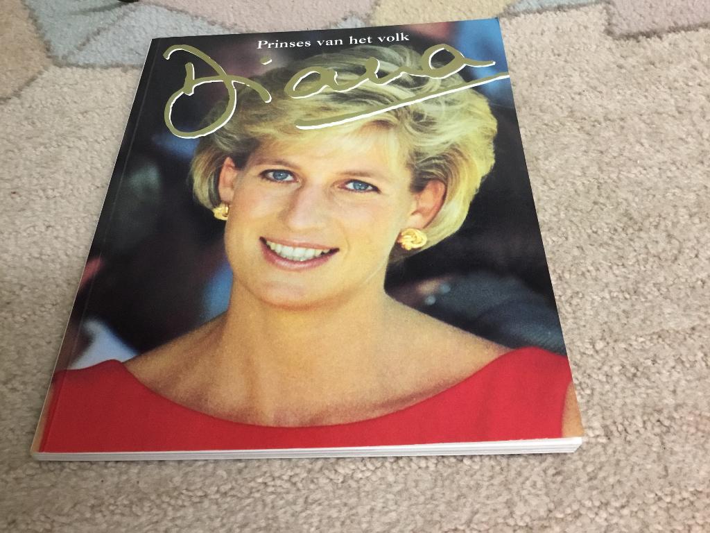 Prinses Diana boek, Verzamelen, Koninklijk Huis en Royalty, Ophalen of Verzenden, Zo goed als nieuw, Buitenland, Tijdschrift of Boek