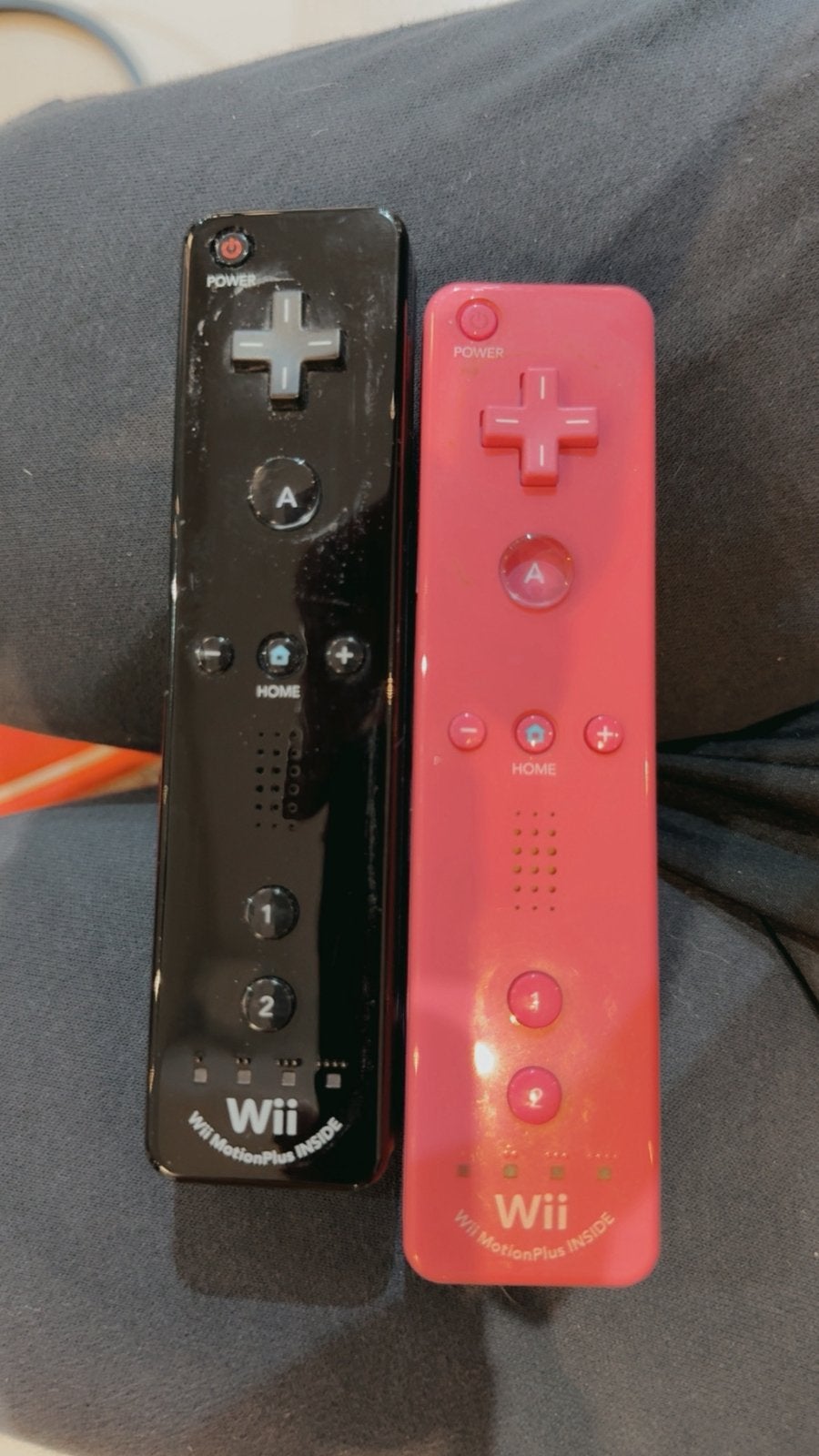 2 Wii controllers (roze en zwart) met bumper, Gebruikt, Overige genres, Ophalen of Verzenden, 3 spelers of meer