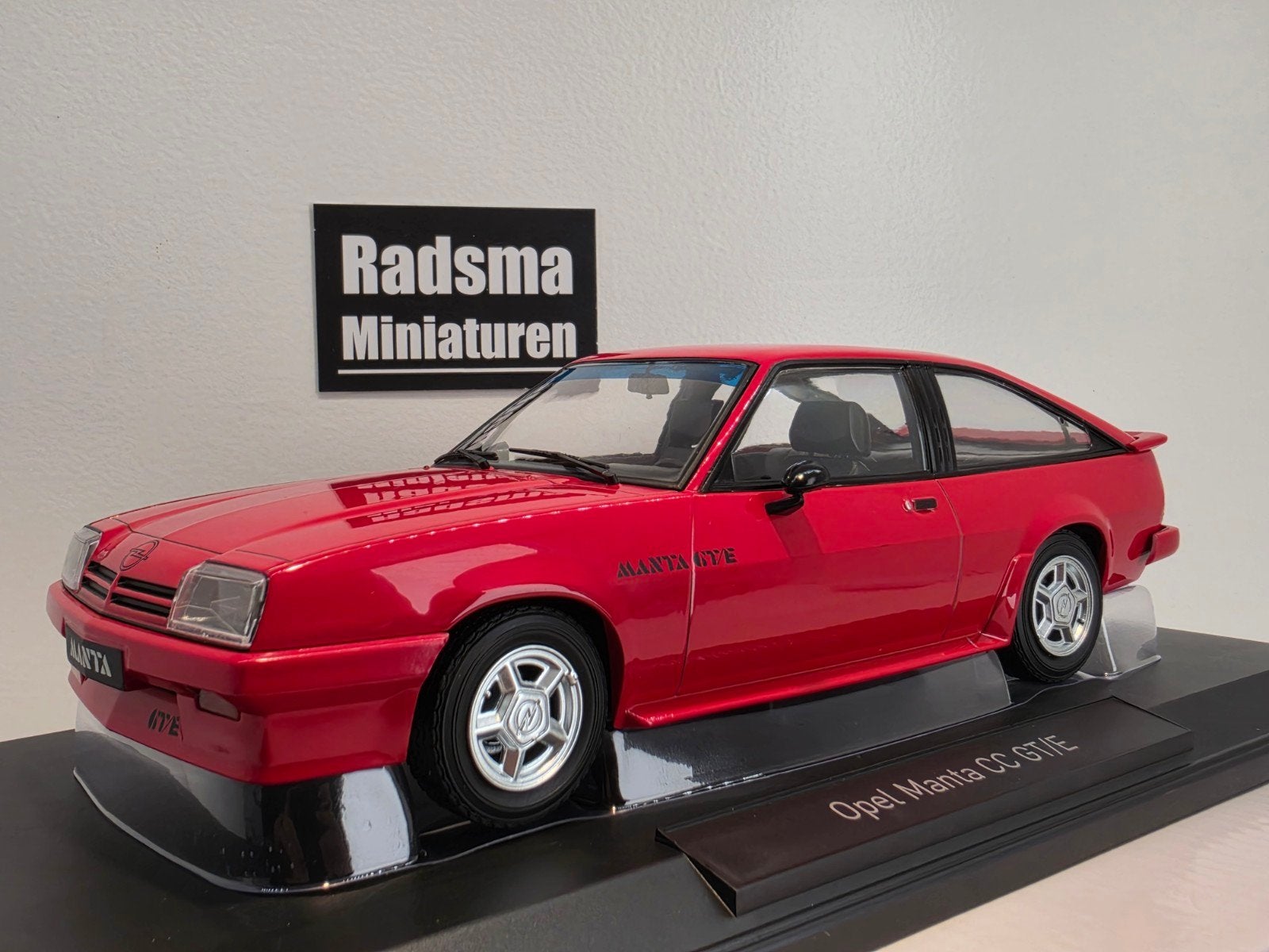 Opel Manta CC GT/E 1982 - rood - 1:18 Norev Limited, Hobby en Vrije tijd, Modelauto's | 1:18, Auto, Nieuw, Norev, Ophalen of Verzenden