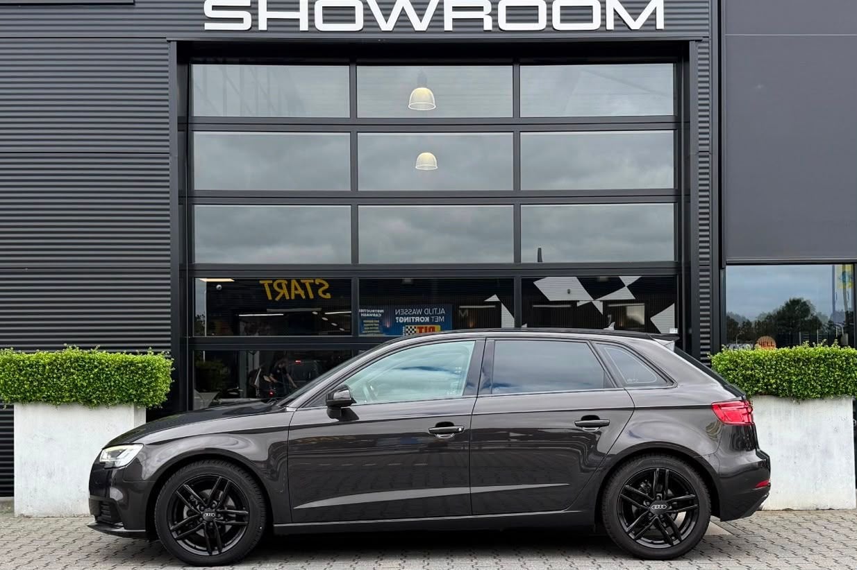 Audi A3  110 PK, NL Auto, PDC, Navi, Black Pack, Voorwielaandrijving, Parkeersensor, Zwart, 4 cilinders